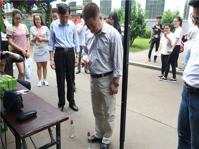 1493871627326216.jpg 康美-党委常务副书记林明旭参加游园会.jpg