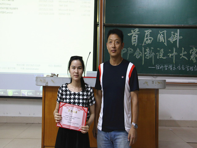 1496758822823866.jpg 副院长吴勇为一等奖颁奖.JPG
