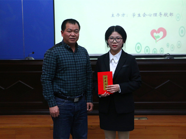 1482205890631858.jpg 康美-党委副书记李彬源为冠军颁奖.jpg