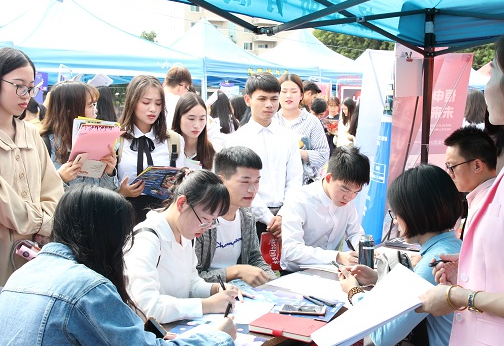 《福建省教育厅》:闽南科技学院举行校园招聘会