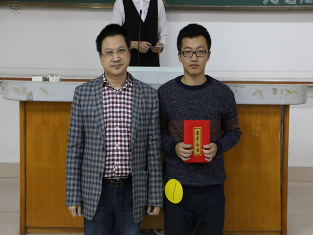 1481606026822847.jpg 康美-党委副书记李彬源为专业组第一名颁奖.jpg