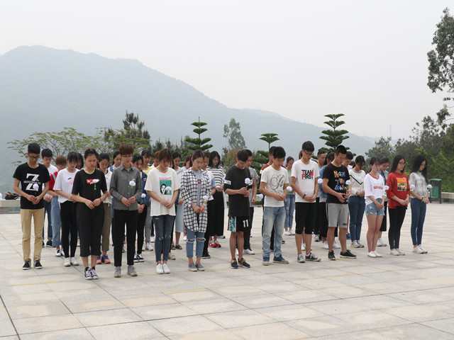 1491808494906617.jpg 康美-同学们为烈士默哀.jpg