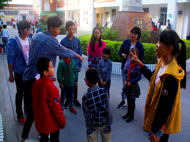 1481209749869167.jpg 同学和小朋友玩游戏.jpg