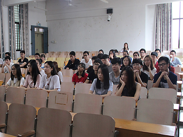 1493870403635878.jpg 同学认真听讲.JPG