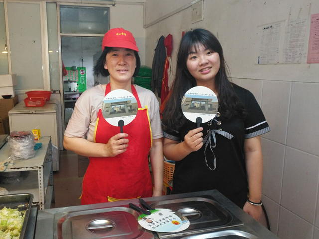1495810060964749.jpg 同学为食堂职工送上扇子.jpg