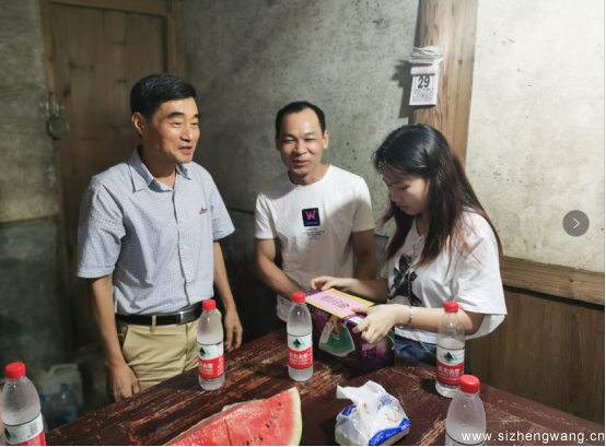 学校领导班子成员家访家庭经济困难学生,并送上慰问金.png
