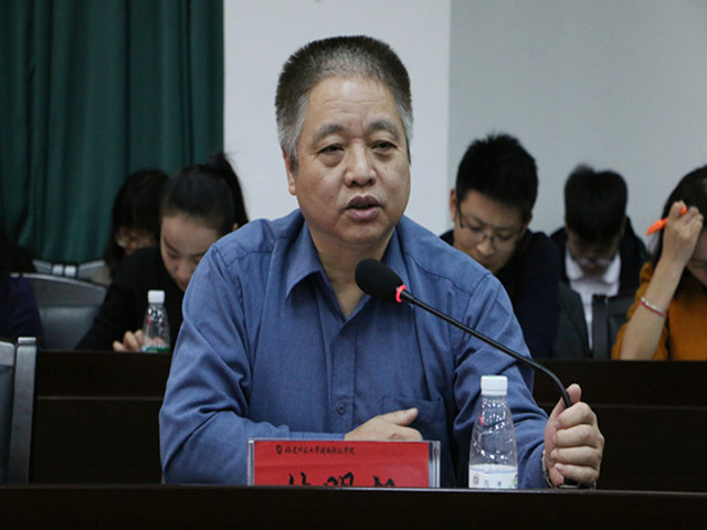 1481347935828631.jpg 康美-党委常务副书记林明旭解答同学问题.jpg