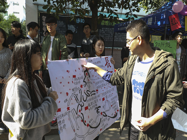 1481210797724909.jpg 康美-学生盖手指印.jpg