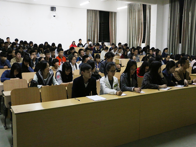 1481208817391936.jpg 康美-同学们认真听讲.jpg