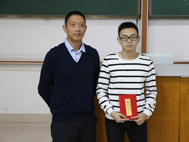1481606008485183.jpg 康美-吴勇副院长为非专业组第一名颁奖.jpg