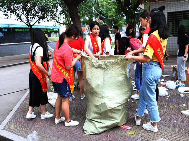 康美-志愿者整理回收物品.JPG