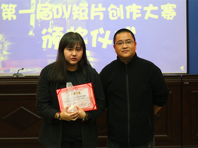 1483009216210913.jpg 康美-计算机科学系副主任张剑锋 为专业组冠军颁奖.JPG