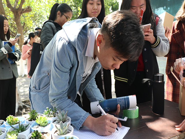 1488637416272704.jpg 康美-学生签名领取多肉植物.jpg