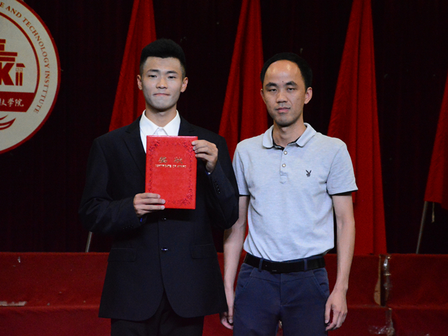 1495540942853389.jpg 美林-学工部副部长刘键与一等奖获奖专业代表合影.jpg
