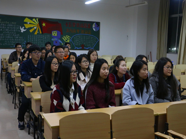 康美-学生听讲.jpg
