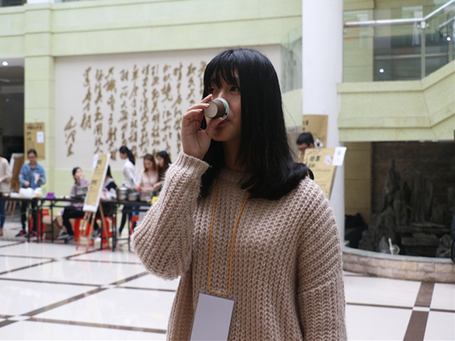 1482561821517777.jpg 闽科-21-同学品尝美食.jpg