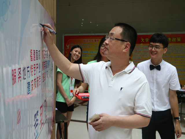 1497533492353272.jpg 康美-企业嘉宾签名现场.jpg