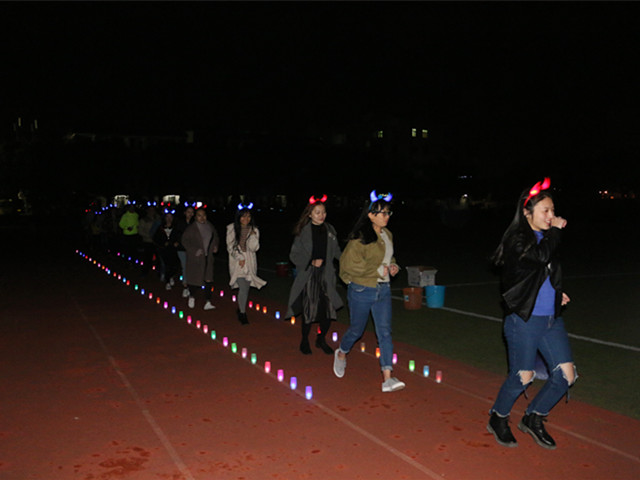 1488636669943321.jpg 康美-参赛者夜跑.jpg