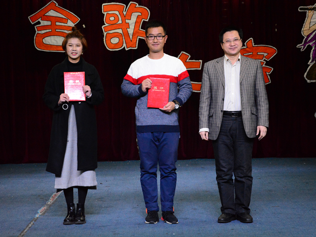 1482125777724383.jpg 美林-院党委副书记李彬源与一等奖宿舍代表合影.jpg